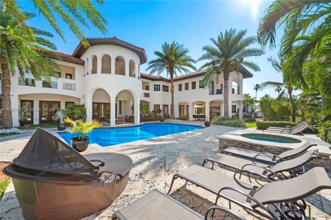 Casa en alquiler en Miami, Florida, 10 dormitorios, 796.45 m2 № 1958910 - foto 2