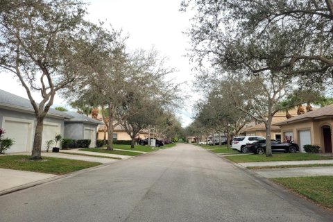 Condo in Fort Pierce, Florida, 2 bedrooms  № 888218 - photo 1