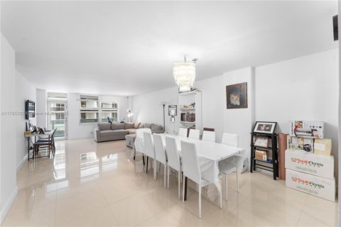 Copropriété à vendre à Surfside, Floride: 1 chambre, 86.31 m2 № 1708931 - photo 1
