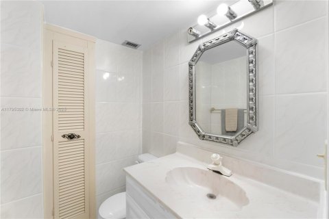Copropriété à vendre à Surfside, Floride: 1 chambre, 86.31 m2 № 1708931 - photo 5