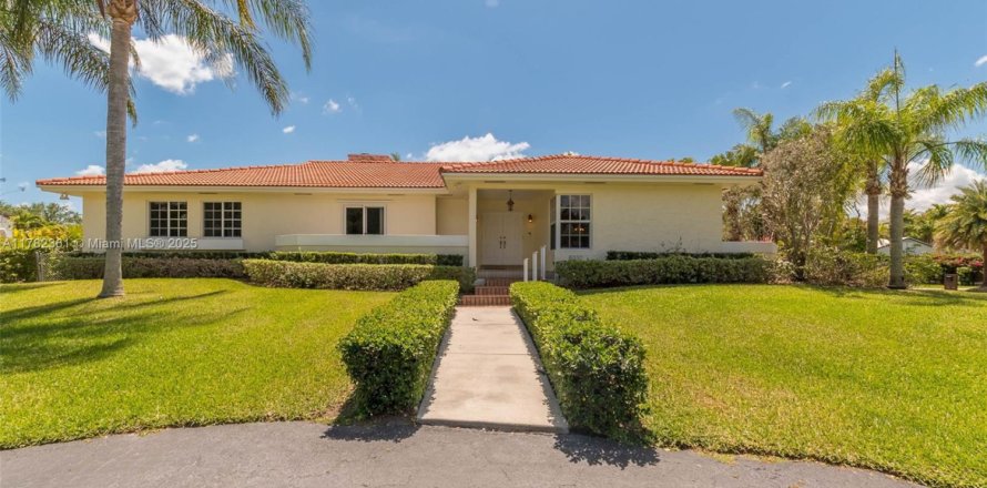 House in Palmetto Bay, Florida 4 bedrooms, 275.55 sq.m. № 1706115