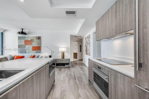 Condo in Miami, Florida, 2 bedrooms  № 1998005 - photo 4