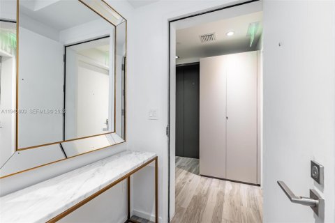 Condo in Miami, Florida, 2 bedrooms  № 1998005 - photo 13