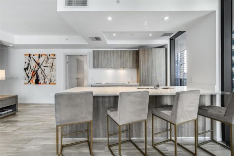 Condo in Miami, Florida, 2 bedrooms  № 1998005 - photo 11