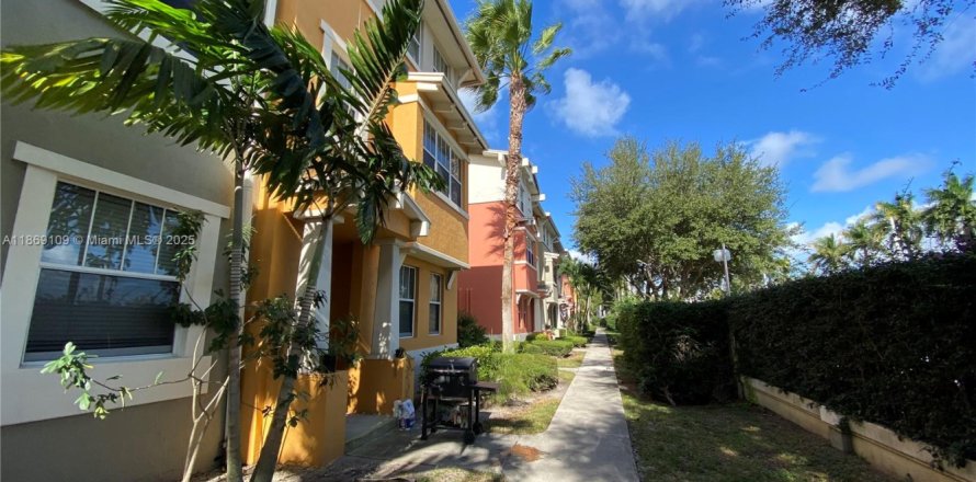 Townhouse in West Palm Beach, Florida 2 bedrooms, 134.52 sq.m. № 1895753