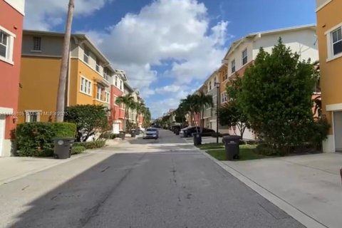 Townhouse in West Palm Beach, Florida 2 bedrooms, 134.52 sq.m. № 1895753 - photo 4