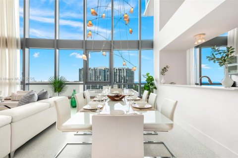 Townhouse in Miami Beach, Florida 2 bedrooms, 168.9 sq.m. № 2022947 - photo 10