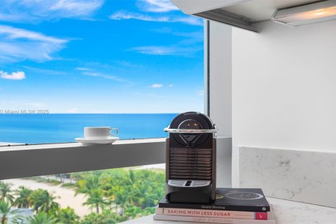 Townhouse in Miami Beach, Florida 2 bedrooms, 168.9 sq.m. № 2022947 - photo 17