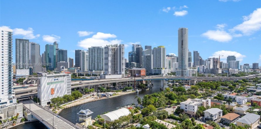 Кондоминиум с 2 спальнями в Майами, Флорида № 1957262