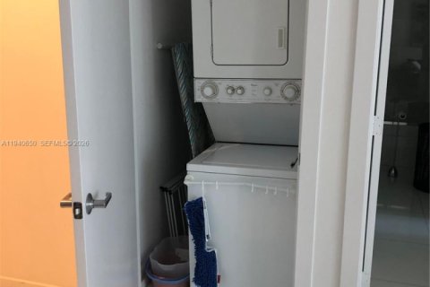 Condo in Miami, Florida, 1 bedroom  № 2000965 - photo 7