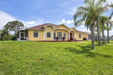 House in North Port, Florida 5 bedrooms, 224.82 sq.m. № 2139012 - photo 3