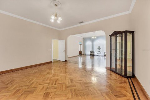House in North Port, Florida 5 bedrooms, 224.82 sq.m. № 2139012 - photo 11