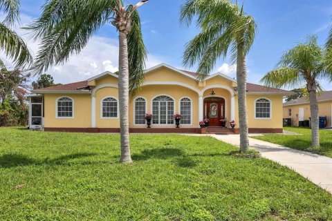 House in North Port, Florida 5 bedrooms, 224.82 sq.m. № 2139012 - photo 2