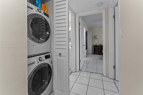 Condo in Miami, Florida, 2 bedrooms  № 1812136 - photo 12
