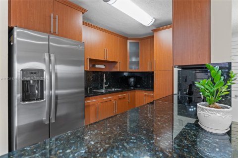Condo in Miami, Florida, 2 bedrooms  № 1812136 - photo 14