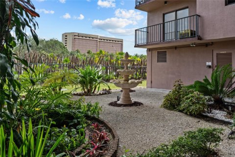 Condo in Miami, Florida, 2 bedrooms  № 1812136 - photo 1