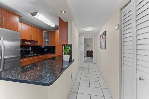Condo in Miami, Florida, 2 bedrooms  № 1812136 - photo 13