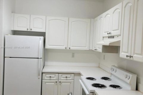 Condo in Miami, Florida, 1 bedroom  № 2011508 - photo 3