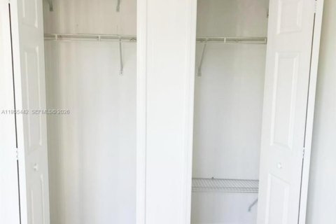 Condo in Miami, Florida, 1 bedroom  № 2011508 - photo 9