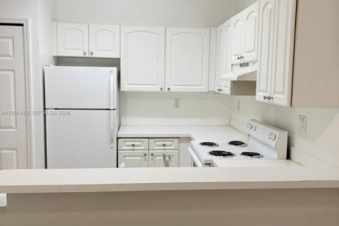 Condo in Miami, Florida, 1 bedroom  № 2011508 - photo 4