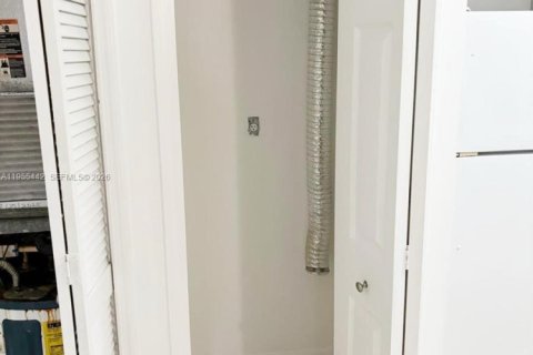 Condo in Miami, Florida, 1 bedroom  № 2011508 - photo 10