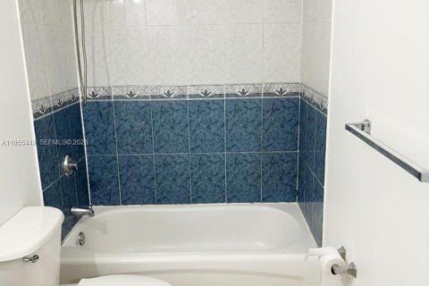 Condo in Miami, Florida, 1 bedroom  № 2011508 - photo 7