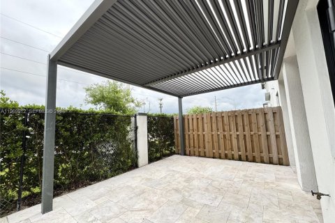 House in Miami, Florida 4 bedrooms, 239.87 sq.m. № 2030699 - photo 9