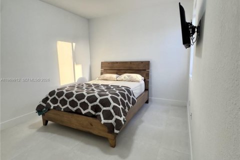 House in Miami, Florida 4 bedrooms, 239.87 sq.m. № 2030699 - photo 14