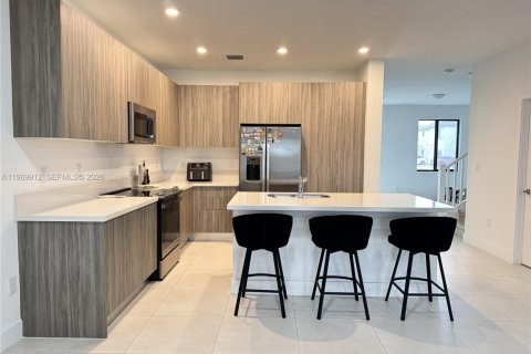 House in Miami, Florida 4 bedrooms, 239.87 sq.m. № 2030699 - photo 4