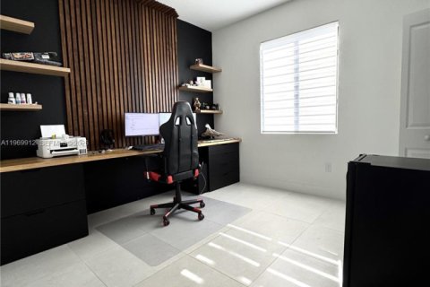 House in Miami, Florida 4 bedrooms, 239.87 sq.m. № 2030699 - photo 18