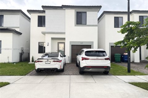 House in Miami, Florida 4 bedrooms, 239.87 sq.m. № 2030699