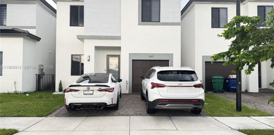 House in Miami, Florida 4 bedrooms, 239.87 sq.m. № 2030699