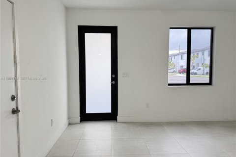 House in Miami, Florida 4 bedrooms, 239.87 sq.m. № 2030699 - photo 3