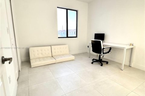 House in Miami, Florida 4 bedrooms, 239.87 sq.m. № 2030699 - photo 15