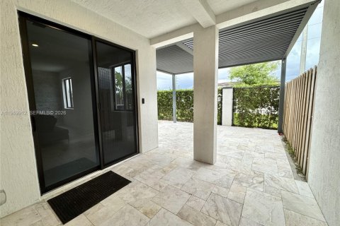 House in Miami, Florida 4 bedrooms, 239.87 sq.m. № 2030699 - photo 8