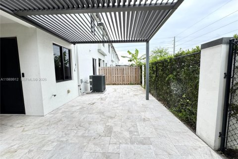 House in Miami, Florida 4 bedrooms, 239.87 sq.m. № 2030699 - photo 10