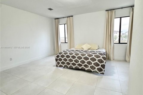 House in Miami, Florida 4 bedrooms, 239.87 sq.m. № 2030699 - photo 12