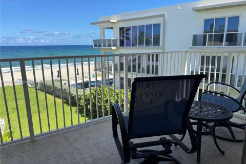 Condo in Hillsboro Beach, Florida, 2 bedrooms  № 1926249 - photo 1