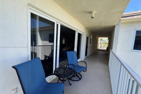 Condo in Hillsboro Beach, Florida, 2 bedrooms  № 1926249 - photo 17