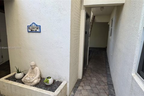 Condo in Hillsboro Beach, Florida, 2 bedrooms  № 1926249 - photo 19