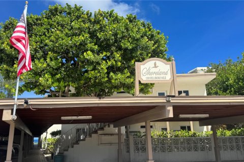 Condo in Hillsboro Beach, Florida, 2 bedrooms  № 1926249 - photo 18