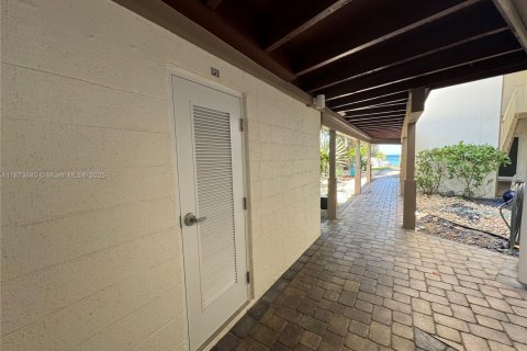 Condo in Hillsboro Beach, Florida, 2 bedrooms  № 1926249 - photo 21