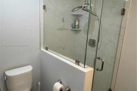 Condo in Hillsboro Beach, Florida, 2 bedrooms  № 1926249 - photo 12