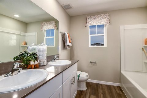 House in Haines City, Florida 5 bedrooms, 224.82 sq.m. № 2277856 - photo 5