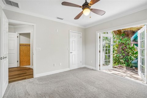 House in New Port Richey, Florida 5 bedrooms, 250.09 sq.m. № 2227778 - photo 12