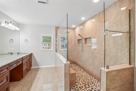 House in New Port Richey, Florida 5 bedrooms, 250.09 sq.m. № 2227778 - photo 9