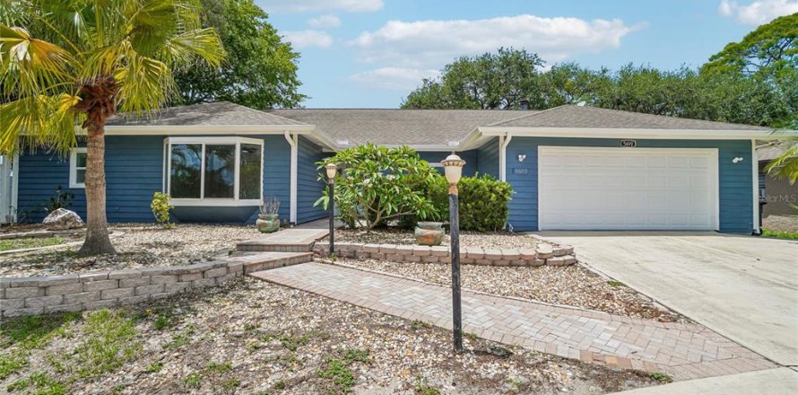 House in New Port Richey, Florida 5 bedrooms, 250.09 sq.m. № 2227778