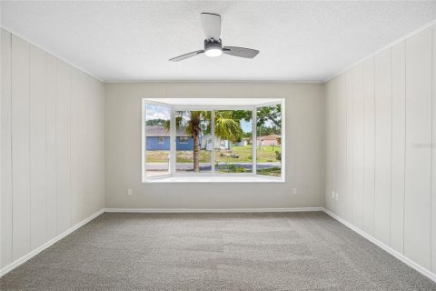 House in New Port Richey, Florida 5 bedrooms, 250.09 sq.m. № 2227778 - photo 8