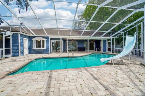House in New Port Richey, Florida 5 bedrooms, 250.09 sq.m. № 2227778 - photo 5
