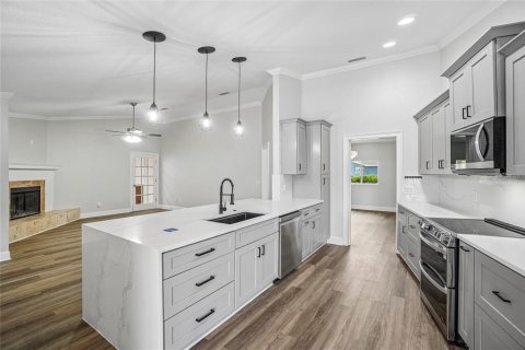 House in New Port Richey, Florida 5 bedrooms, 250.09 sq.m. № 2227778 - photo 7
